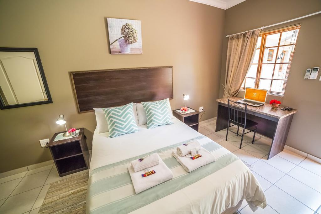 Beryl1 Guest House Klerksdorp Esterno foto