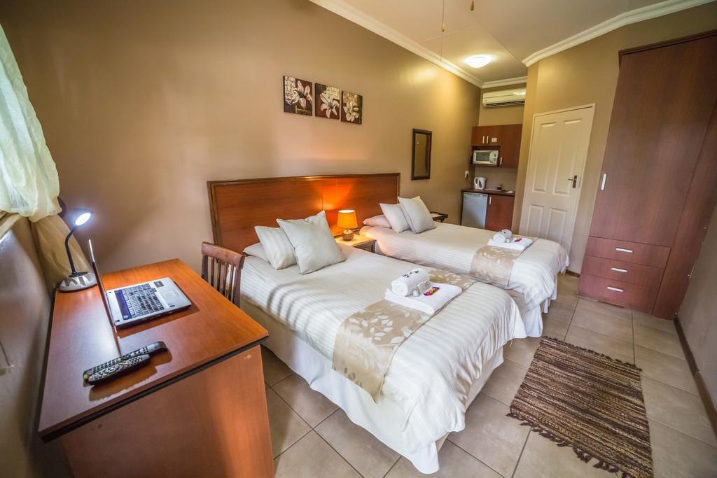 Beryl1 Guest House Klerksdorp Esterno foto