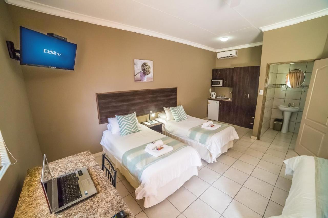 Beryl1 Guest House Klerksdorp Esterno foto